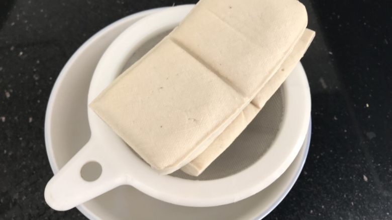 脆皮豆腐~苹果酱版,捞出沥干