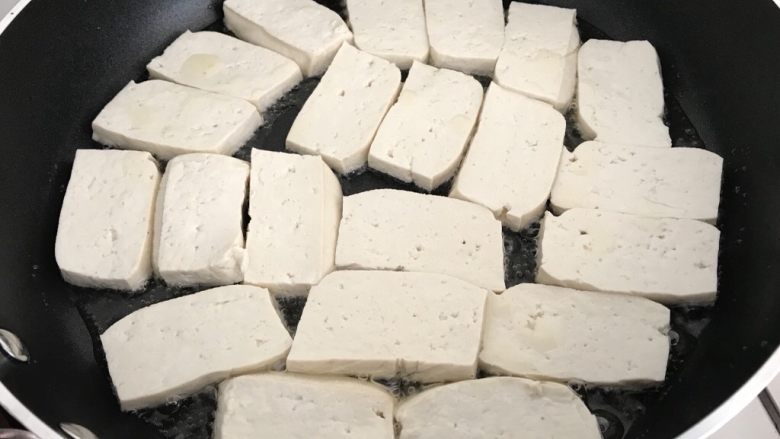 脆皮豆腐~苹果酱版,豆腐码进锅里中火慢煎