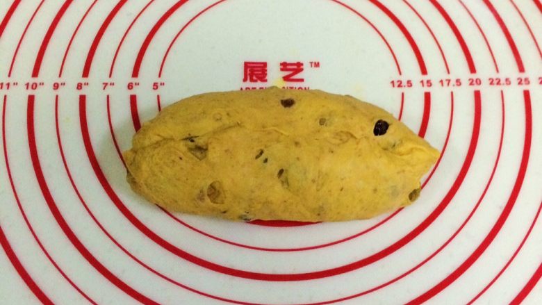 南瓜软欧包,再对折,捏紧收口。