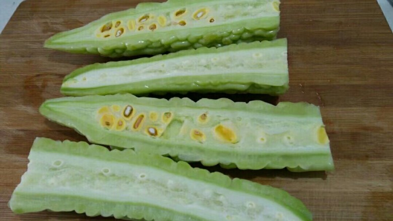 双椒炒苦瓜,<a style='color:red;display:inline-block;' href='/shicai/ 55'>苦瓜</a>对半切开