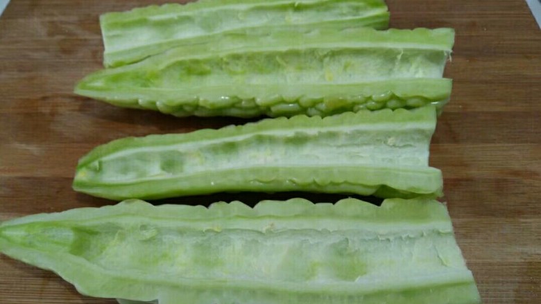 双椒炒苦瓜,去籽去瓤