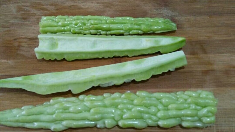 双椒炒苦瓜,再次对半切开