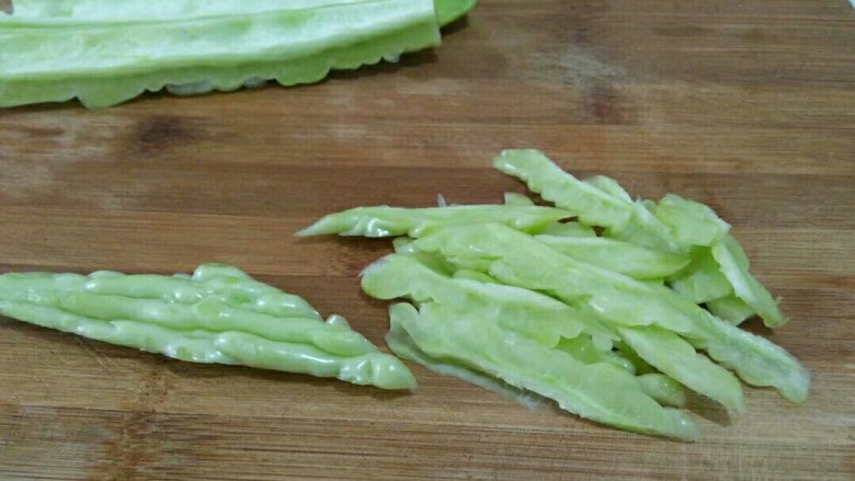 双椒炒苦瓜,如图斜着切苦瓜