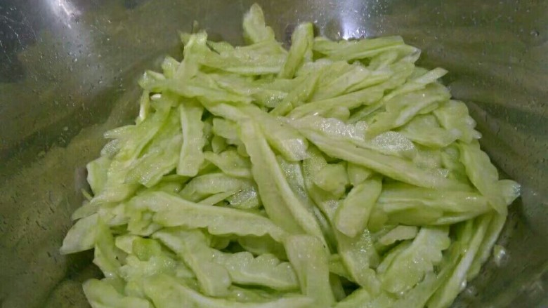 双椒炒苦瓜,切好的苦瓜放盆里