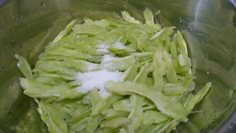 双椒炒苦瓜,放盐比炒菜多放一点