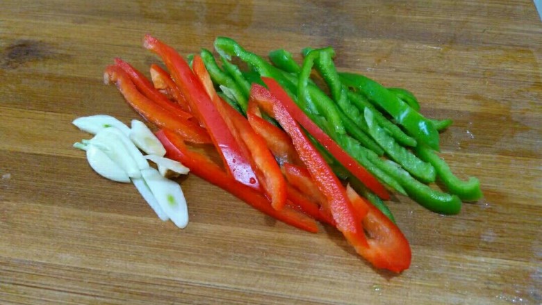 双椒炒苦瓜,青红椒切丝,<a style='color:red;display:inline-block;' href='/shicai/ 2794'>大蒜</a>切片。