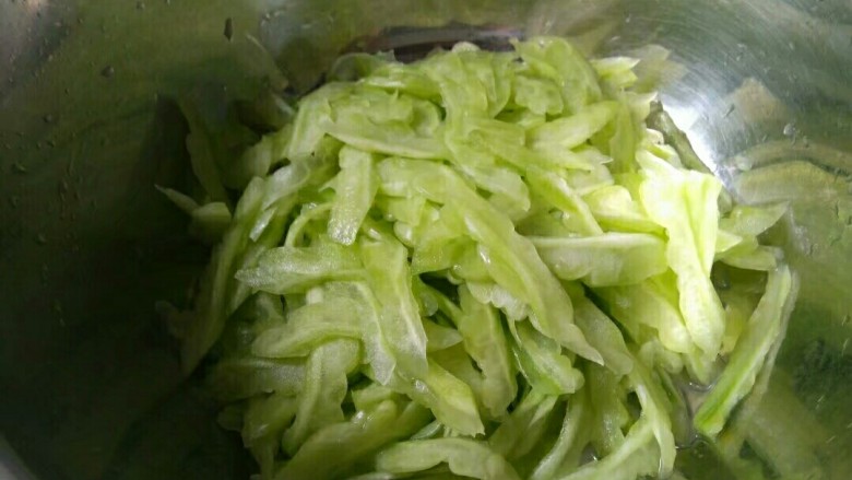 双椒炒苦瓜,苦瓜腌制到出水