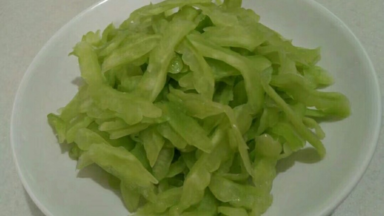 双椒炒苦瓜,挤干水分装盘备用