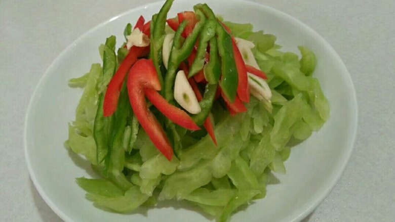 双椒炒苦瓜,配料放一起