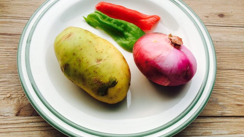 外婆的碗,我的菜—洋葱炒土豆,准备好材料。