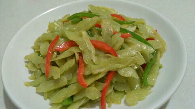 双椒炒苦瓜,翻炒一分钟加少许<a style='color:red;display:inline-block;' href='/shicai/ 756'>鸡精</a>即可