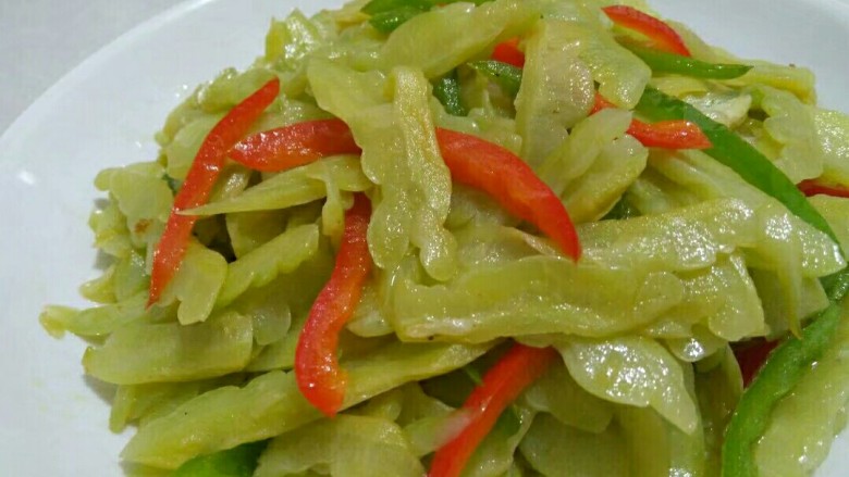 双椒炒苦瓜,再来一张近照,很下饭的一道炒苦瓜就做好了。