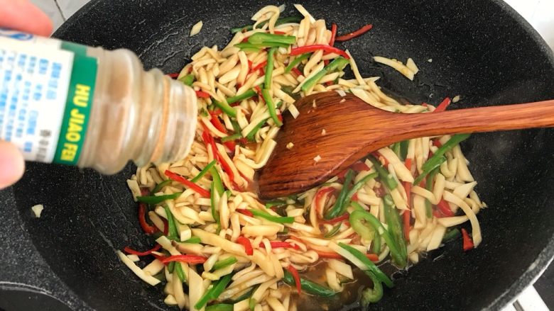 蚝油杏鲍菇,撒点黑椒粉炒均匀,出锅