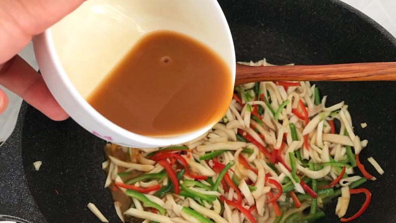 蚝油杏鲍菇,炒至辣椒变色,加入酱汁翻炒均匀