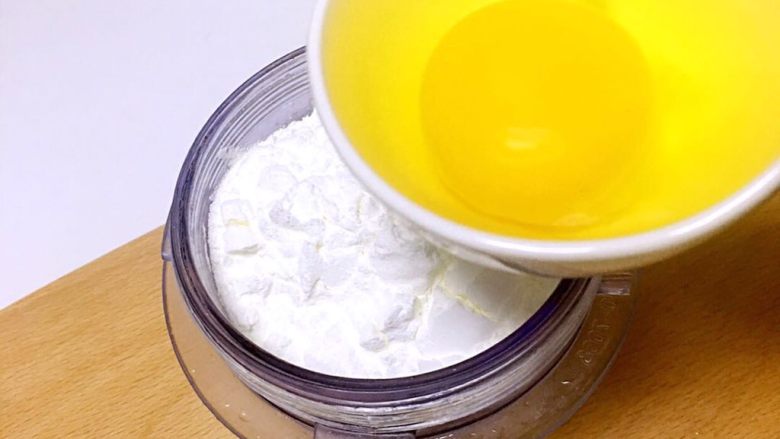 【小米糕-宝宝辅食】,鸡蛋用料理机打成糊后,加入适量黑芝麻牛油果油和匀。