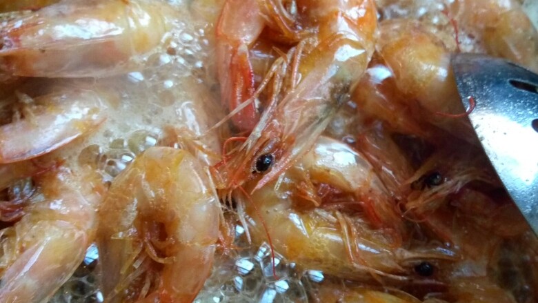 油爆大虾,放油炸30分钟小火