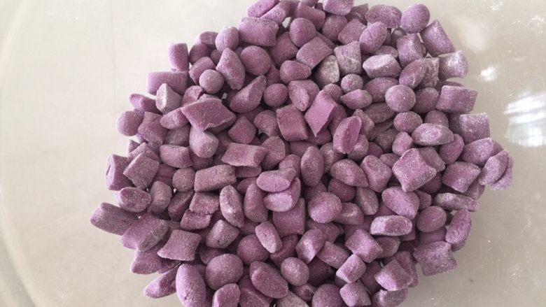 红豆紫薯丸子糖水,时间多不怕累的亲可以搓圆,我孩子帮忙搓了一些,其它为了省事直接用了