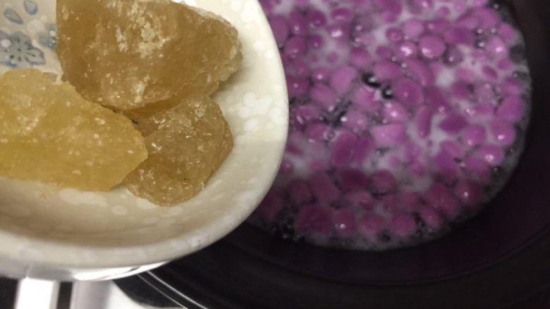 红豆紫薯丸子糖水,锅里倒入一碗水,烧开后放入丸子,丸子熟后会飘起来,放入冰糖