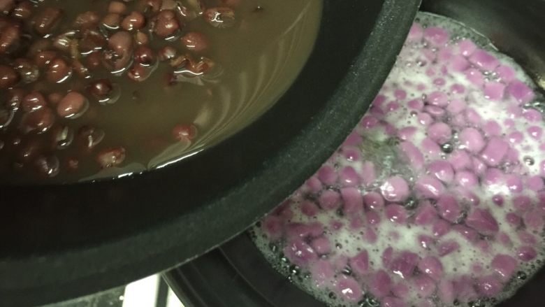 红豆紫薯丸子糖水,冰糖煮化后放入红豆(连水一起倒入),煮开就可以了~