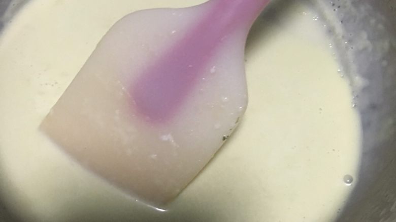 抹茶牛奶酱,一直耐心地搅拌,慢慢熬直到变得很浓稠的状态