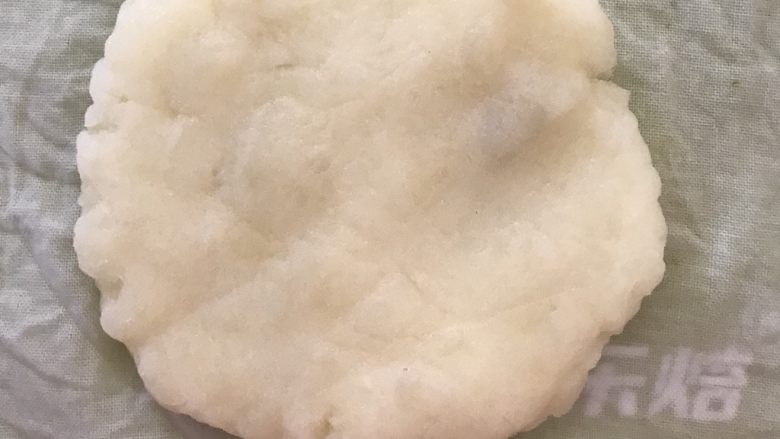 春泥趣一一豌豆包子汤,准备一块干净的沙布,取50克土豆泥揉圆压成饼状。