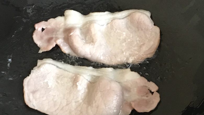 春泥趣一一豌豆包子汤,中火热锅,放入1汤匙油,油热放入培根煎熟。
