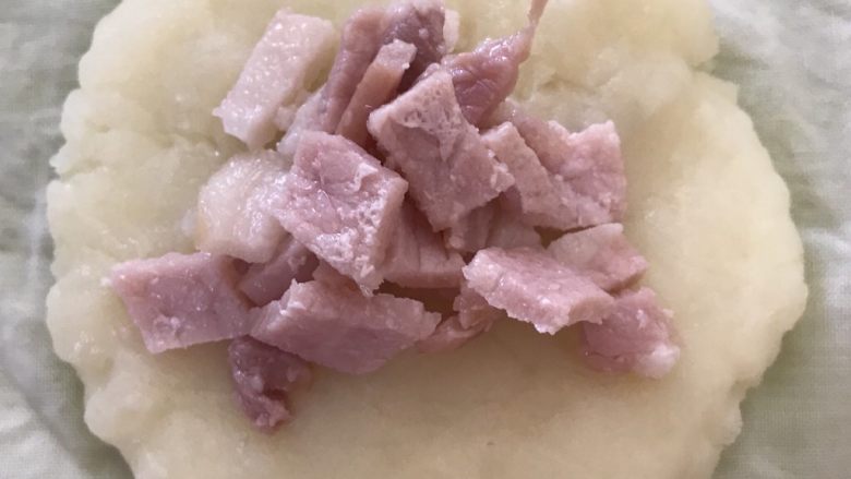 春泥趣一一豌豆包子汤,放入培根粒,喜欢多肉的土豆泥尽量压扁,可以多包些。