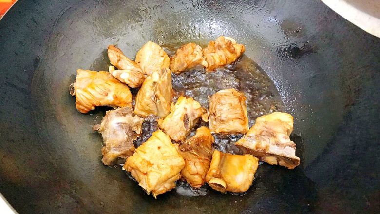 家宴必备~超级好味道的红烧黑芝麻小肋排,将排骨倒入锅内,转中火,快速翻炒,让每块排骨都裹上糖色!
