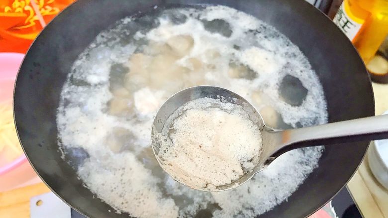 家宴必备~超级好味道的红烧黑芝麻小肋排,大火烧开之后用勺子撇去浮沫!