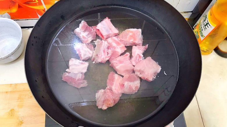 家宴必备~超级好味道的红烧黑芝麻小肋排,排骨冷水下锅!