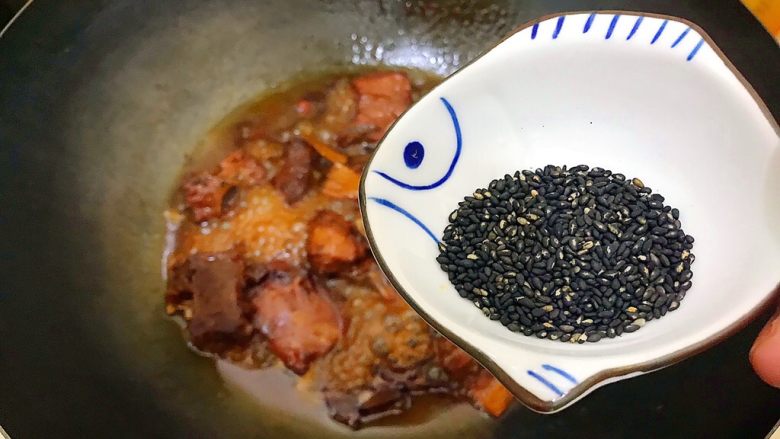 家宴必备~超级好味道的红烧黑芝麻小肋排,加入黑芝麻,翻炒一下下,即可出锅!
