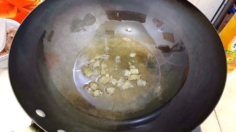 家宴必备~超级好味道的红烧黑芝麻小肋排,加入冰糖小火煸炒!