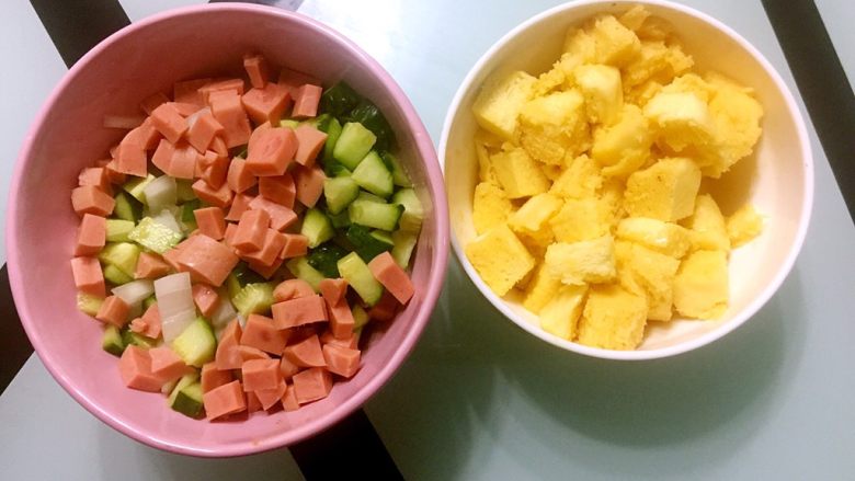 香炒黄金馒头,热锅，加<a style='color:red;display:inline-block;' href='/shicai/ 851'>橄榄油</a>，将馒头丁煎金黄色，捞出，将切好的丁翻炒，加盐，加<a style='color:red;display:inline-block;' href='/shicai/ 788'>生抽</a>，再将煎好的馒头丁一起翻炒，出锅