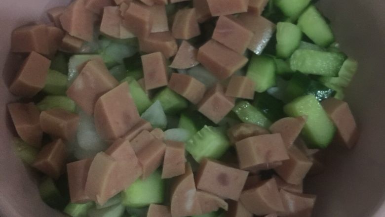 香炒黄金馒头,<a style='color:red;display:inline-block;' href='/shicai/ 29'>洋葱</a>、<a style='color:red;display:inline-block;' href='/shicai/ 54'>黄瓜</a>、马可波罗肠切丁