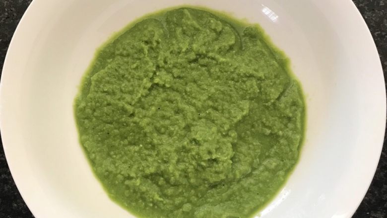 春泥趣一一豌豆包子汤,打好的豌豆泥放入容器中,也可以直接放锅里。
