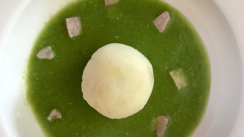 春泥趣一一豌豆包子汤,汤里洒些培根粒。不喜欢的也可以不放,更漂亮些。