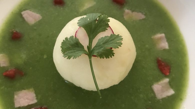 春泥趣一一豌豆包子汤,再放上片<a style='color:red;display:inline-block;' href='/shicai/ 131'>香菜</a>叶子就好了,也可以放其他可食性植物的叶子。剩下的食材同样做一份,共做两份。