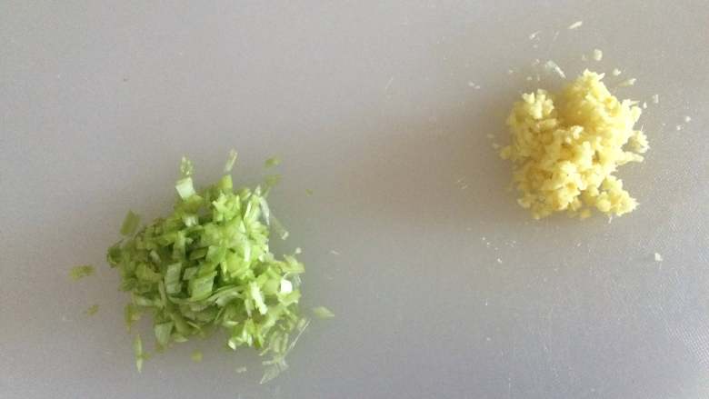 蒲棒羊肉,葱姜剁成末