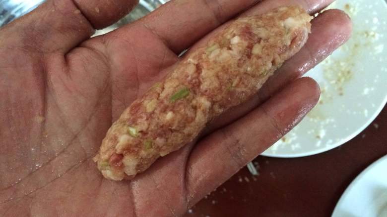 蒲棒羊肉,做好的蒲棒生坯，要留出一段竹签做把