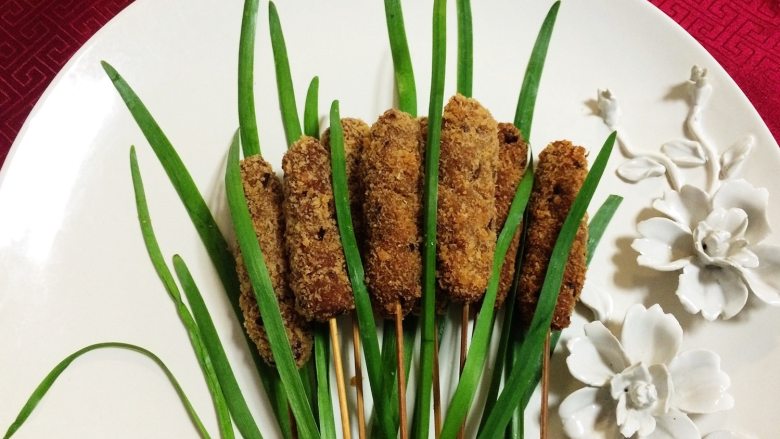 蒲棒羊肉,中小火慢炸至完全成熟捞出摆盘，用韭菜叶点缀一下即可
