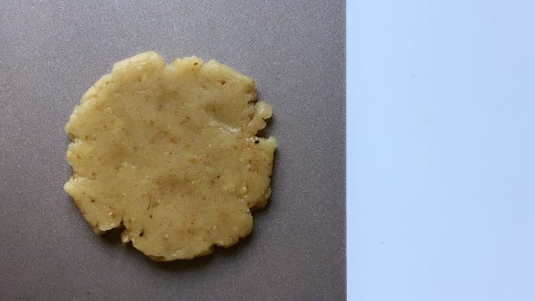 核桃酥~#中式点心#,然后用刮刀按压扁平,也可用手直接按压。