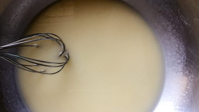 核桃酥~#中式点心#,用手动打蛋器搅拌均匀。