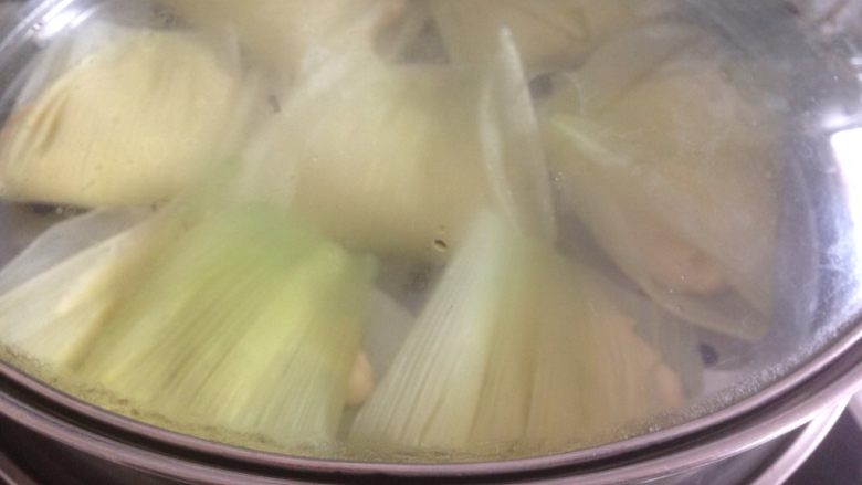中式点心玉米粑粑,冷水上锅蒸,水烧开后,转中火蒸15分钟