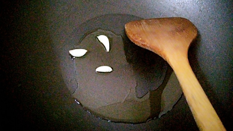 午餐肉炒杂蔬,锅里热油,倒入蒜米爆香