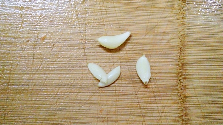 午餐肉炒杂蔬,蒜米去皮,拍扁