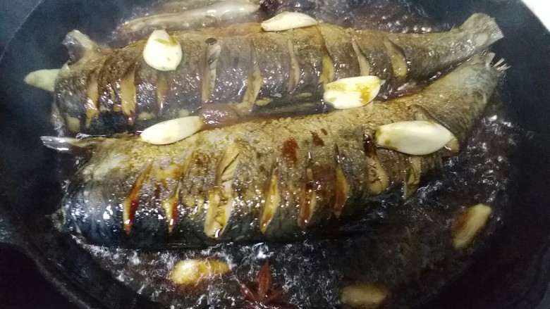 陈醋青鱼,烧开后转小火炖至剩余少量汤汁后再开大火收汁,关火。