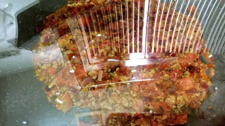芝士肉酱焗意粉,翻炒均匀,盖锅盖焖煮5分钟捞起备用