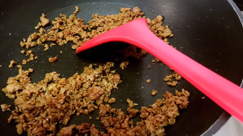 芝士肉酱焗意粉,中火热锅,放入肉末快速炒散至8成熟捞起