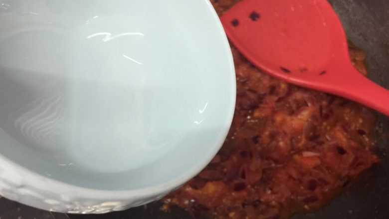 芝士肉酱焗意粉,放入水,盖锅盖转小火,熬煮10分钟