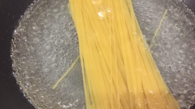 芝士肉酱焗意粉,锅里放多点水,煮开,放入意面煮10分钟